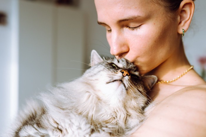 仲良しの女性と猫