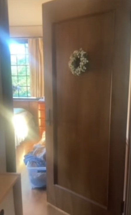 開きかけているリースがかかったドア