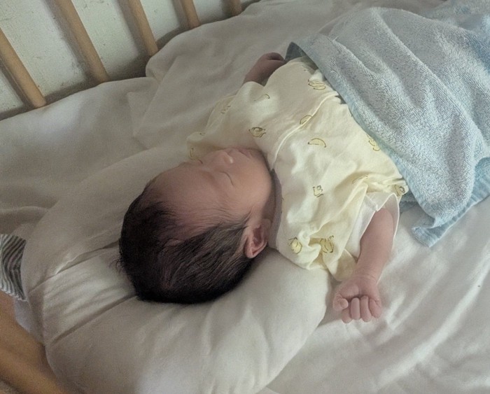 ベビーベッドで眠る赤ちゃん