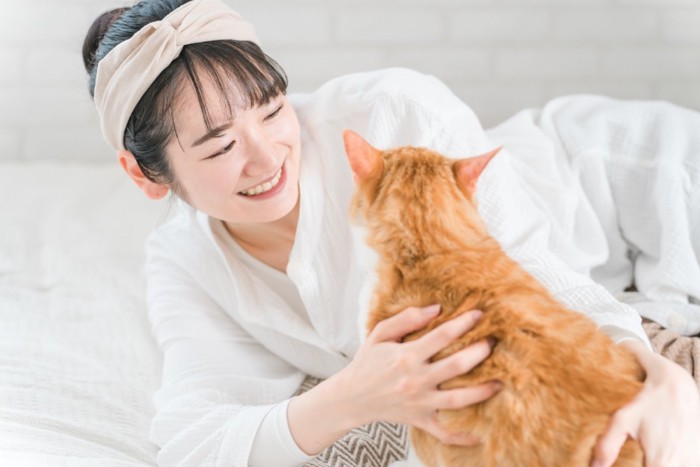 猫を見つめる女性