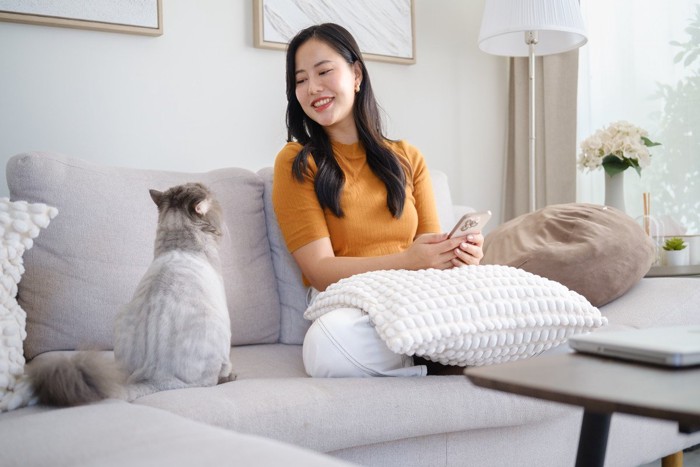 女性と猫