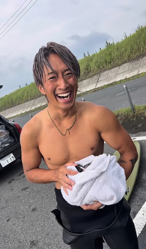 タオルに包まれた子猫を抱っこしている保護主