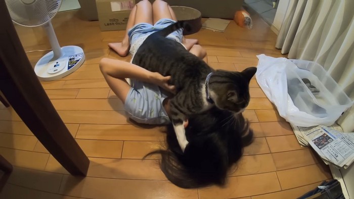 頭を抱え込んで