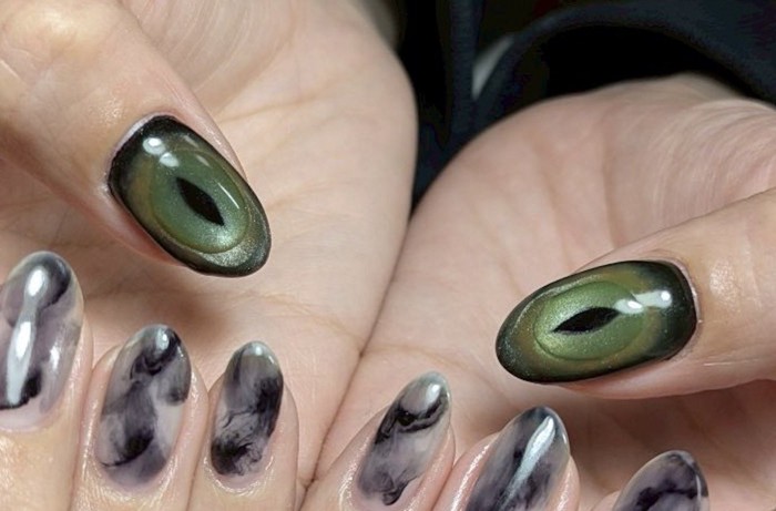 緑色のベースカラーに黒い線が入ったネイルの柄