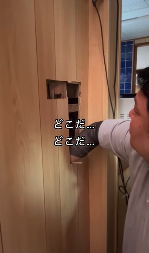 壁の穴に手を入れる男性「どこだ…どこだ…」