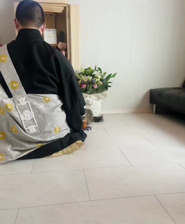 お経を唱えるお坊さん