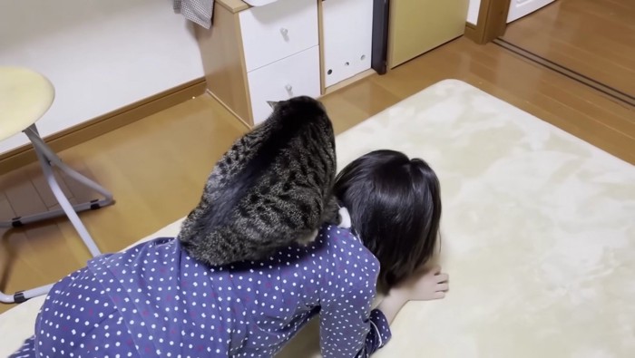 リビングで降りるおでこちゃん（5年前）