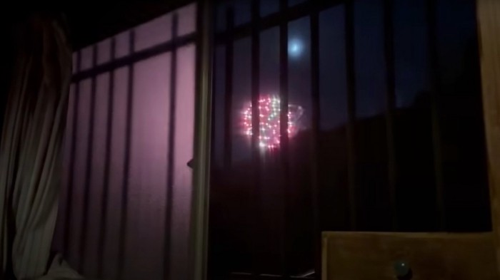 窓から見える花火