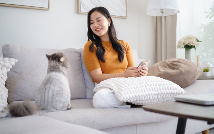 猫とおしゃべりする女性
