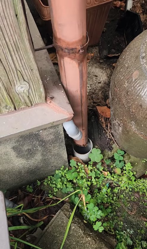 外壁と甕の間にある雨水管