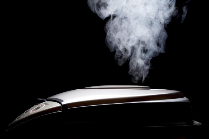 蒸気がでている炊飯器