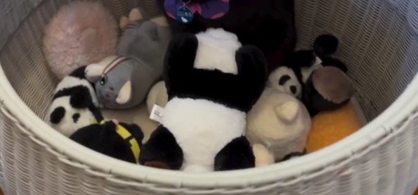 ぬいぐるみが入ったカゴ