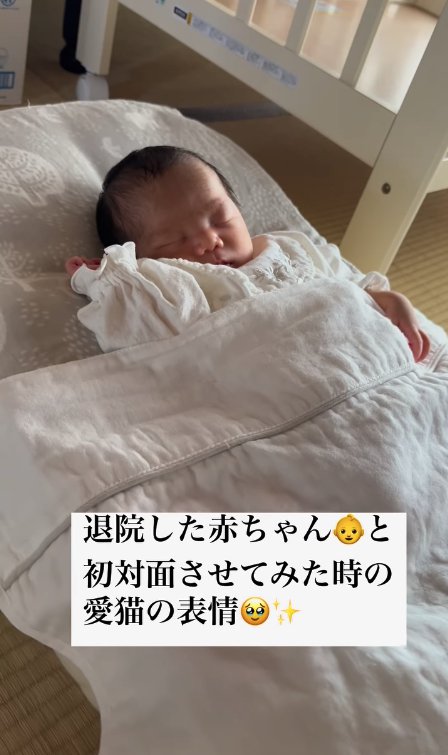 白い布団で寝ている新生児