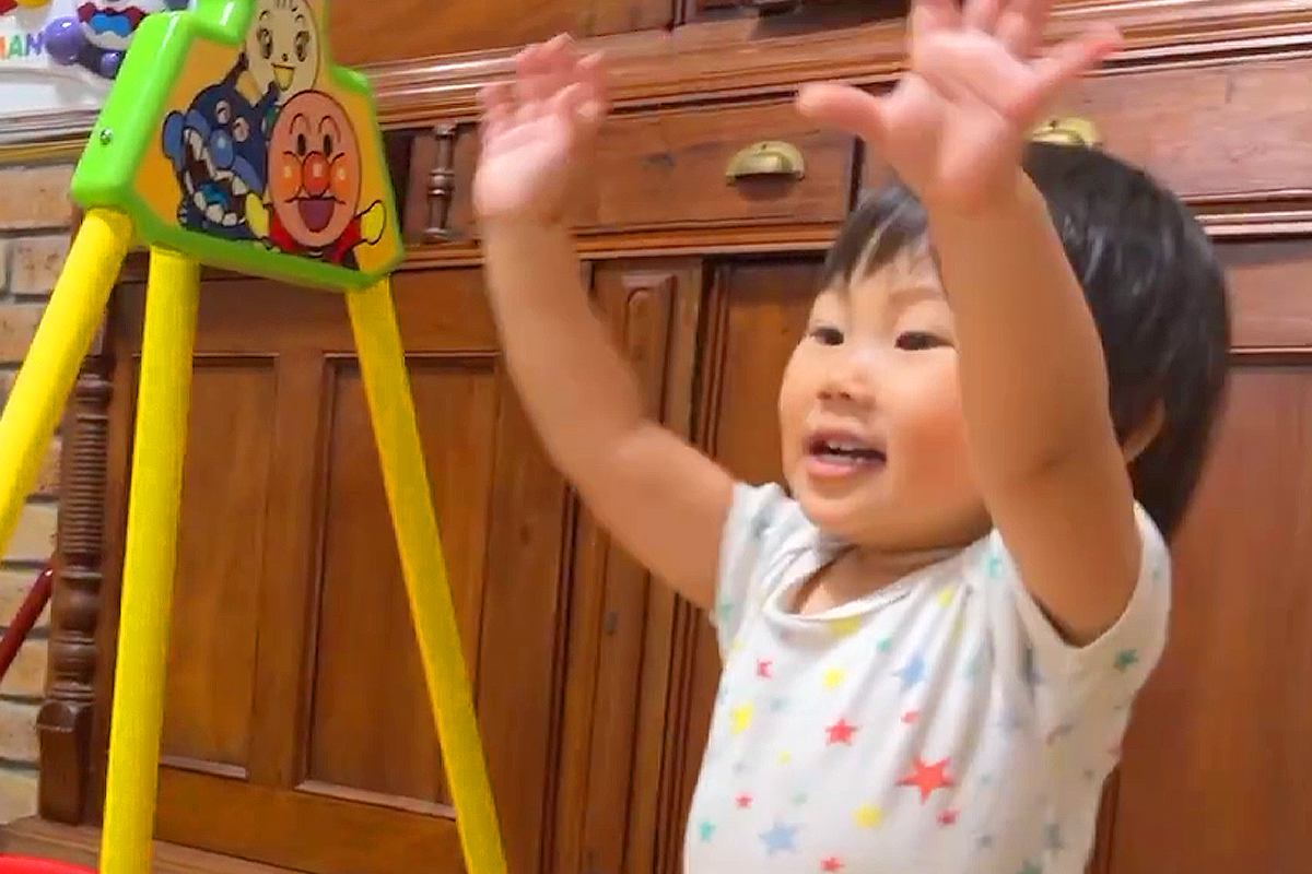夜、2歳の女の子が寝る前に『バイバイ』と大型犬に伝えた結果→『寂しがるかな』と思いきや…まさかの反応が25万再生「早く行けよって顔で草」
