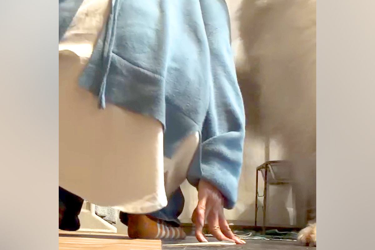 どうしても『ママに休んでほしい』と思っている超大型犬→起き上がろうとすると…絶対に立ち上がれない光景が45万再生「愛重いｗ」「羨ましい」