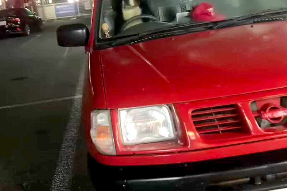 モスバーガーで買い物中『大型犬に車で待ってもらった』結果→戻ると『運転席』にいて…まさかの『違和感が無さすぎる光景』に12万再生の反響