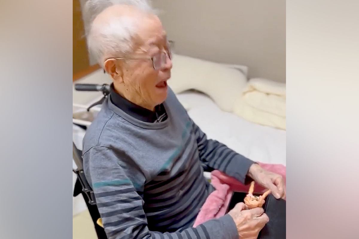 愛犬を亡くし『認知症気味になったおじいちゃん』→サプライズで贈り物を渡すと…涙が止まらない光景が190万再生「愛してたんだ…」「泣いた」