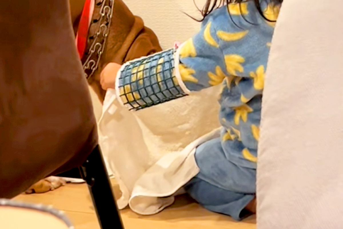 2歳の女の子が、なぜか『水を飲んでいる犬』に近付いて…気遣い上手すぎる『まさかの光景』が尊いと78万再生「小さなお母さん」「優しい世界」