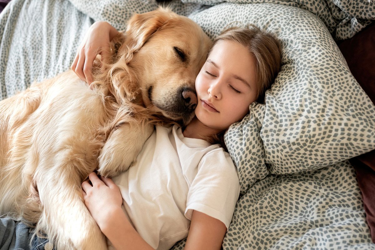 犬が『飼い主の上で眠る』心理５選　安心できるから？愛犬が密着したがる理由とは