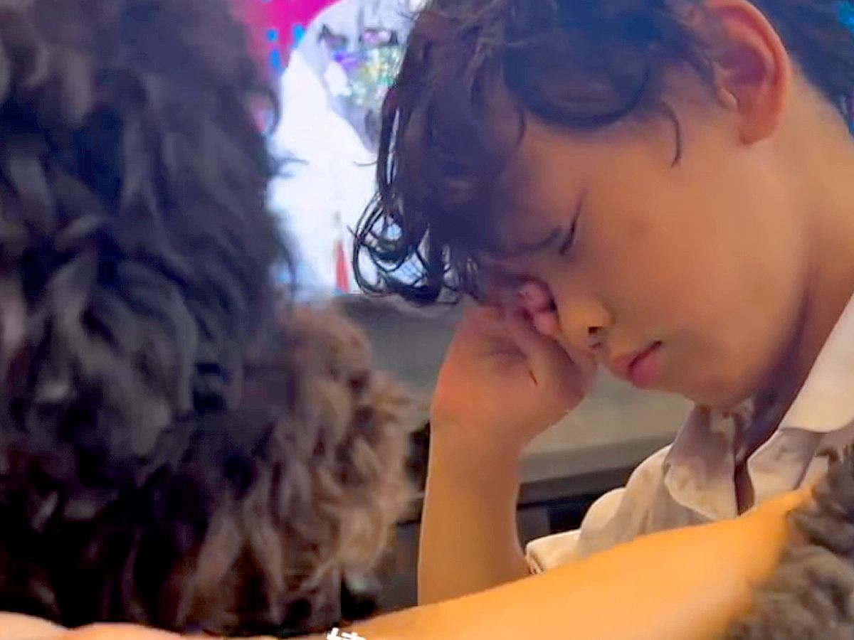 朝、起きたばかりの7歳の男の子→大型犬が『かまって攻撃』をした結果…尊すぎる『寝起きの光景』に反響「イチャイチャ可愛いｗ」と6万再生