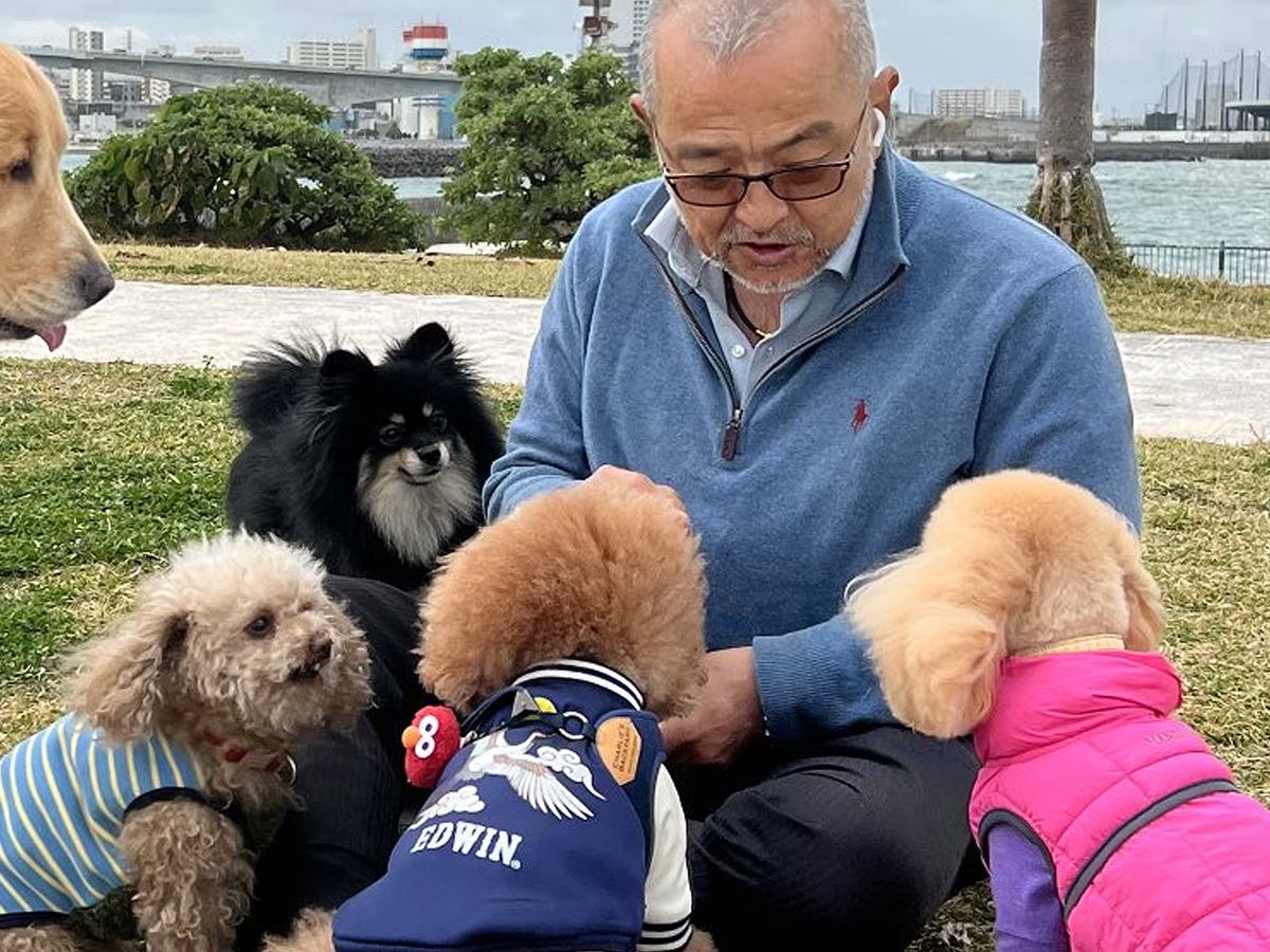 男性に大集合する小型犬たち→1匹だけ『大型犬』が混ざり…まさかの『勘違いしている様子』に3万いいね「小さいつもりｗ」「順番待って偉い」
