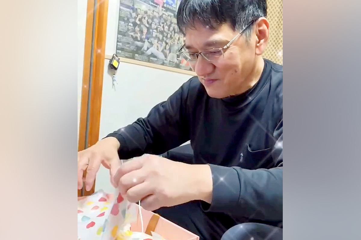 愛犬を亡くして落ち込む夫→妻が『そっくりなぬいぐるみ』を渡すと、声を漏らし…もらい泣きする『再会の瞬間』が36万再生「素敵な奥様」「涙…」