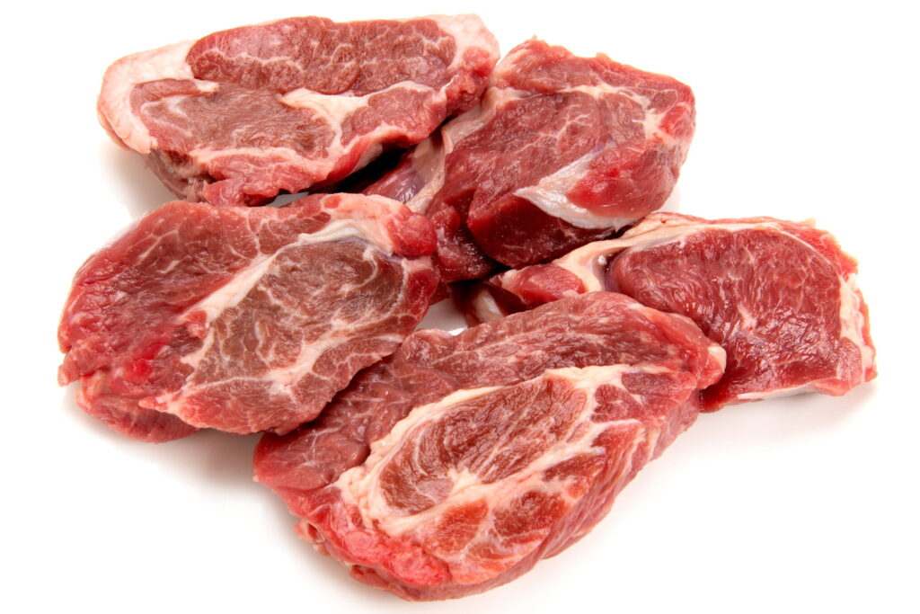 【獣医師監修】犬はラム肉を食べられる！メリットや注意点、与え方の基本や量の目安を解説