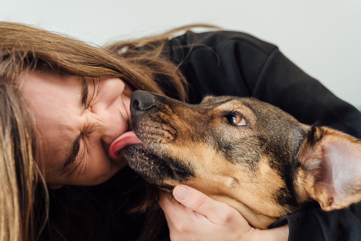 犬からヒトにうつる『病気』4選　感染経路は？今すぐ病院に行くべき危険な症状まで