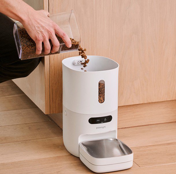 愛犬の食事を「見える化」する。1g単位で食事管理ができるPawsyncの自動給餌器で日々の食事をサポート！