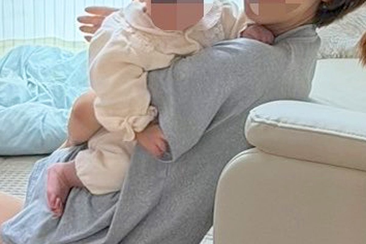 赤ちゃんを抱っこ中、夫が突然『うごかないで』と一言→何事かと思ったら、写真を…あまりにも『幸せな一枚』に25万いいね「なんて素敵な家族」