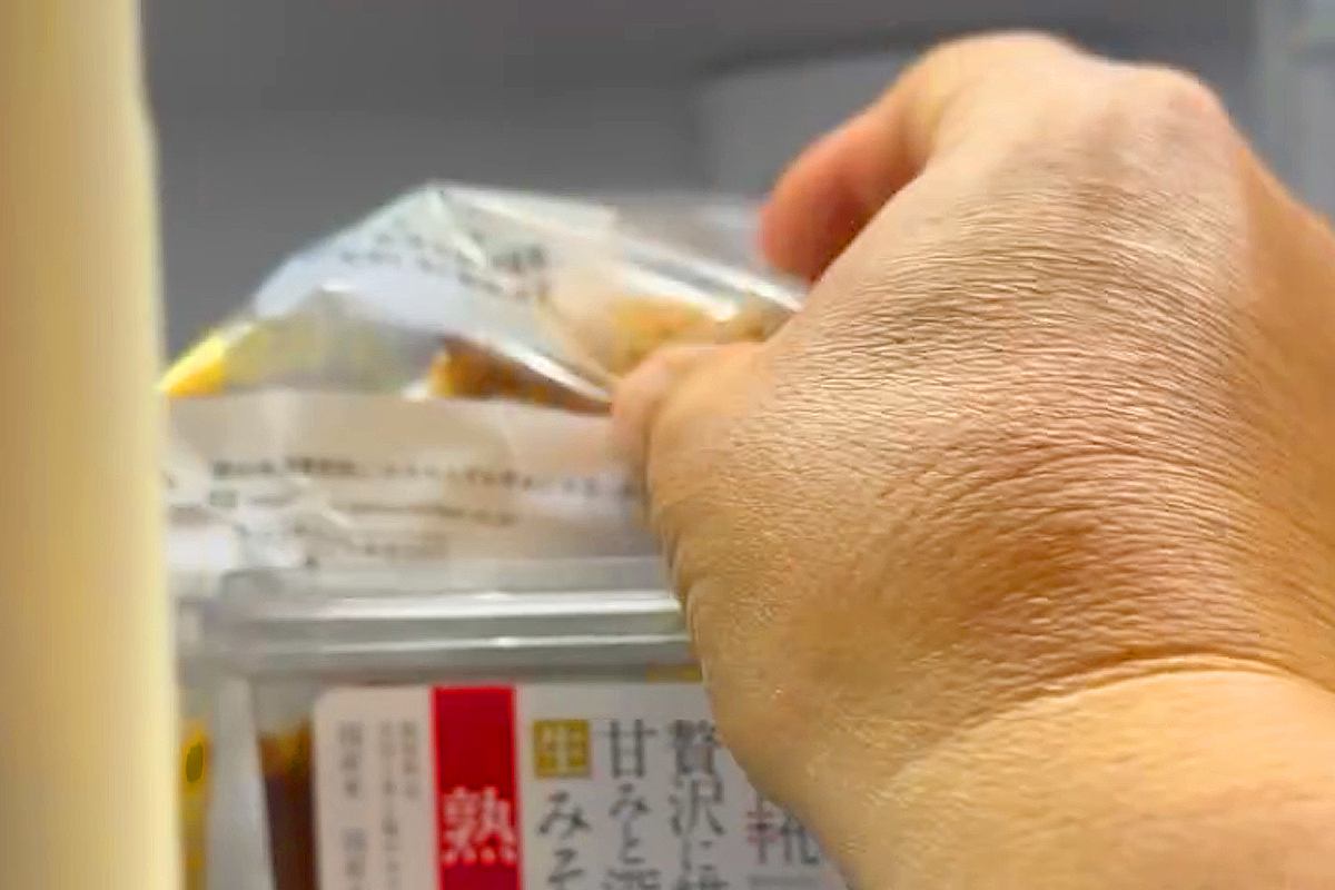 大型犬に内緒で『冷蔵庫のシュークリーム』を食べようとした結果→こっそり取り出し、振り返ると…まさかの光景に「確認してるの最高」と絶賛