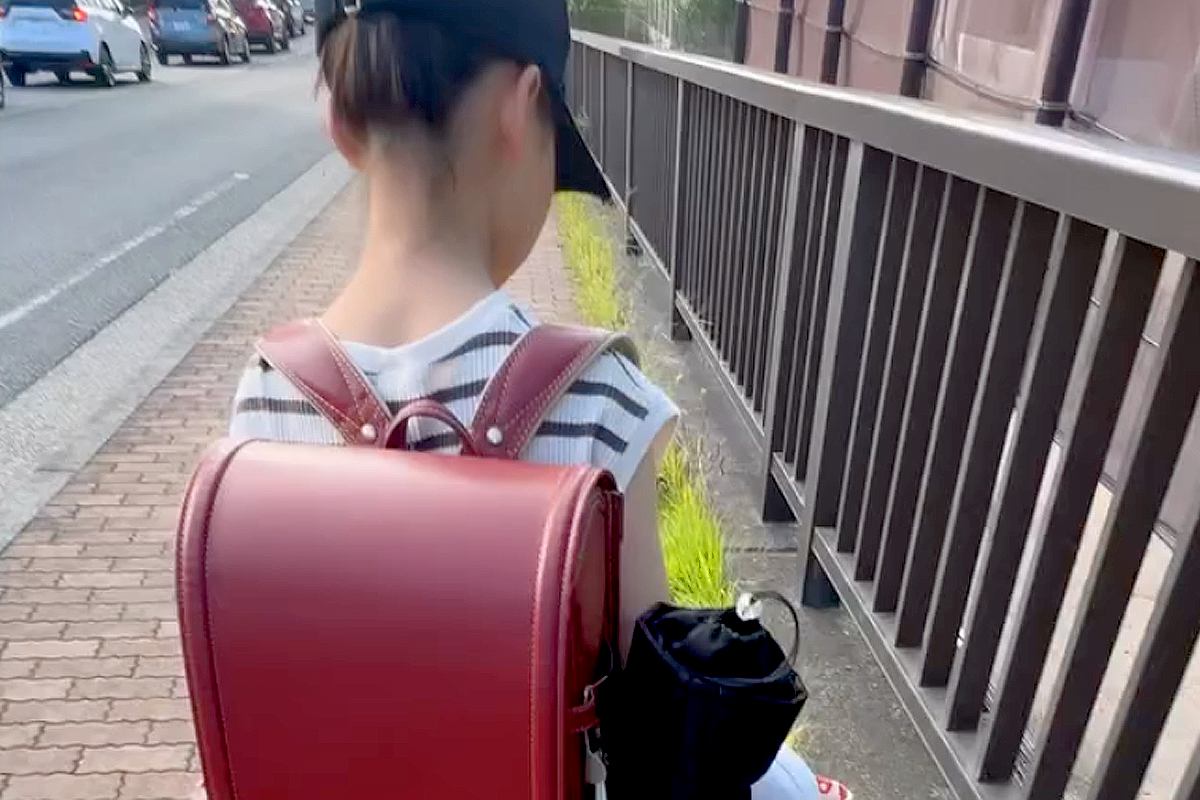 夏休みが終わり、女の子が小学校へ登校→犬と一緒にお見送り後、帰宅すると…切なすぎる『玄関での光景』が19万再生「不貞腐れてて草」「顔がｗ」