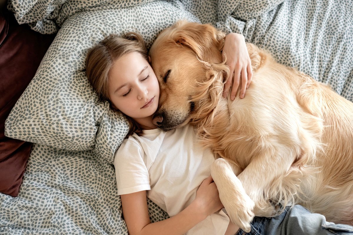 犬が『飼い主の腕枕』を好む理由３選　愛犬が寄り添って眠る心理や注意すべきポイントまで