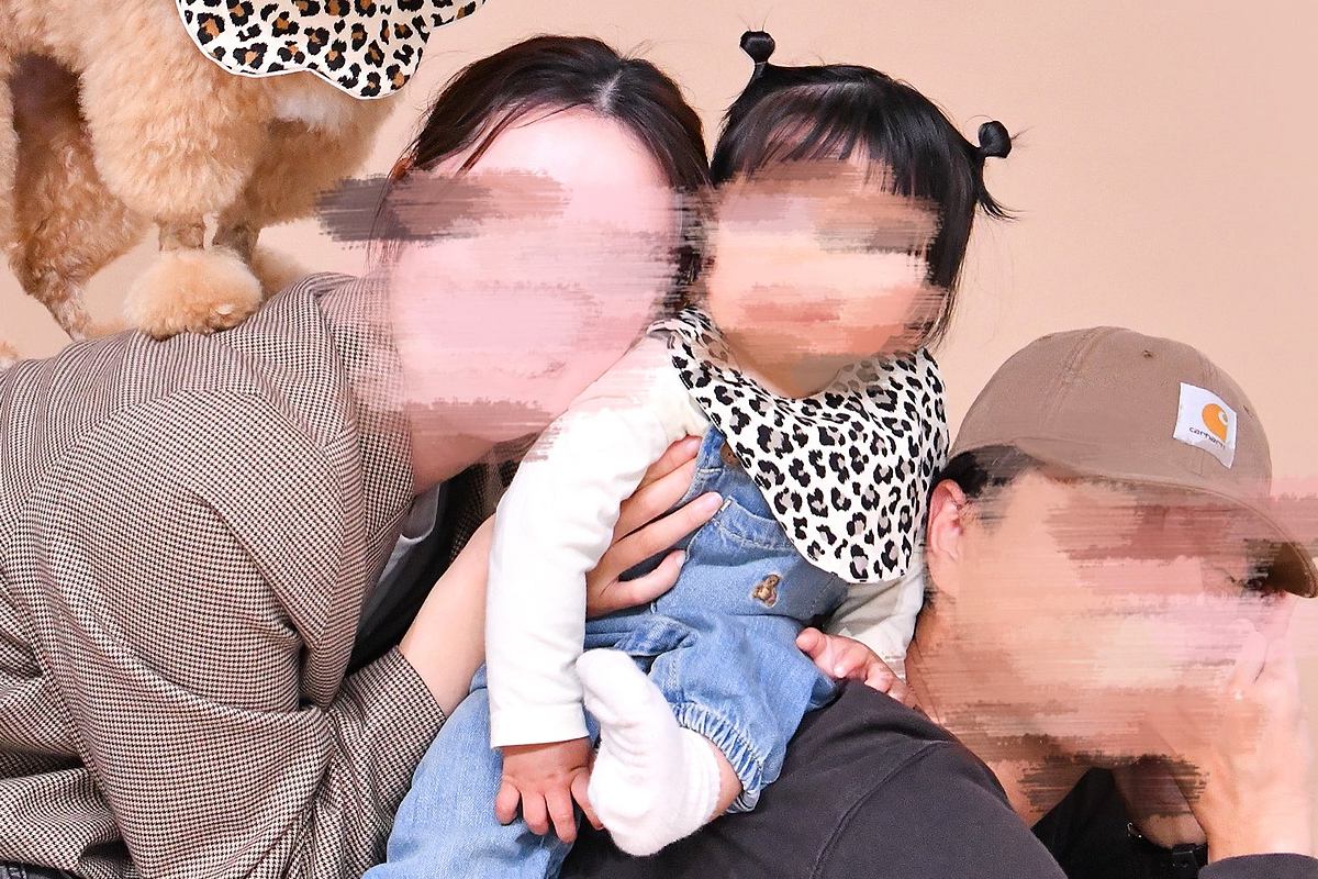 家族でそろって記念撮影をした結果→犬も一緒に写って…あまりにも『自己主張が激しい表情』に9万いいね「犬が投稿してる？」「可愛すぎて爆笑」
