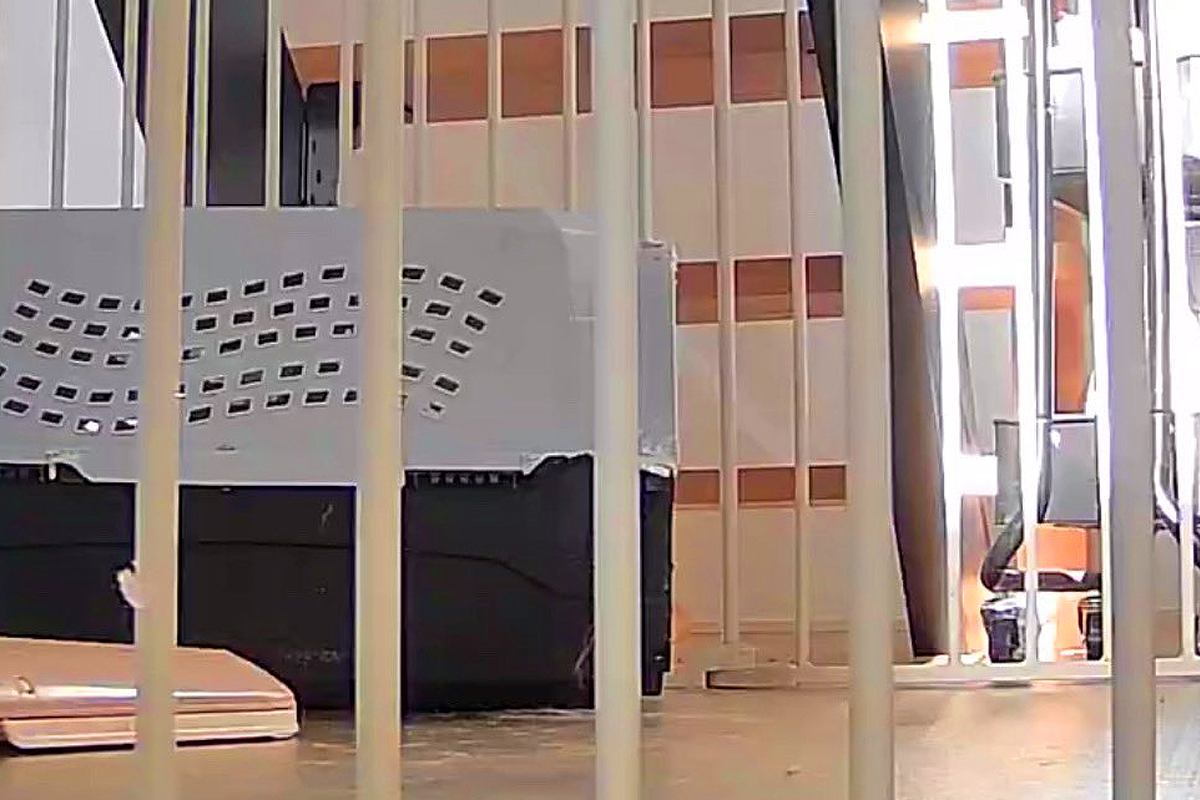 留守番中の犬を見ようと『見守りカメラ』を覗いた結果→姿が見えないと思った、次の瞬間…想定外の光景が19万表示「待たせたなｗｗ」「可愛い」