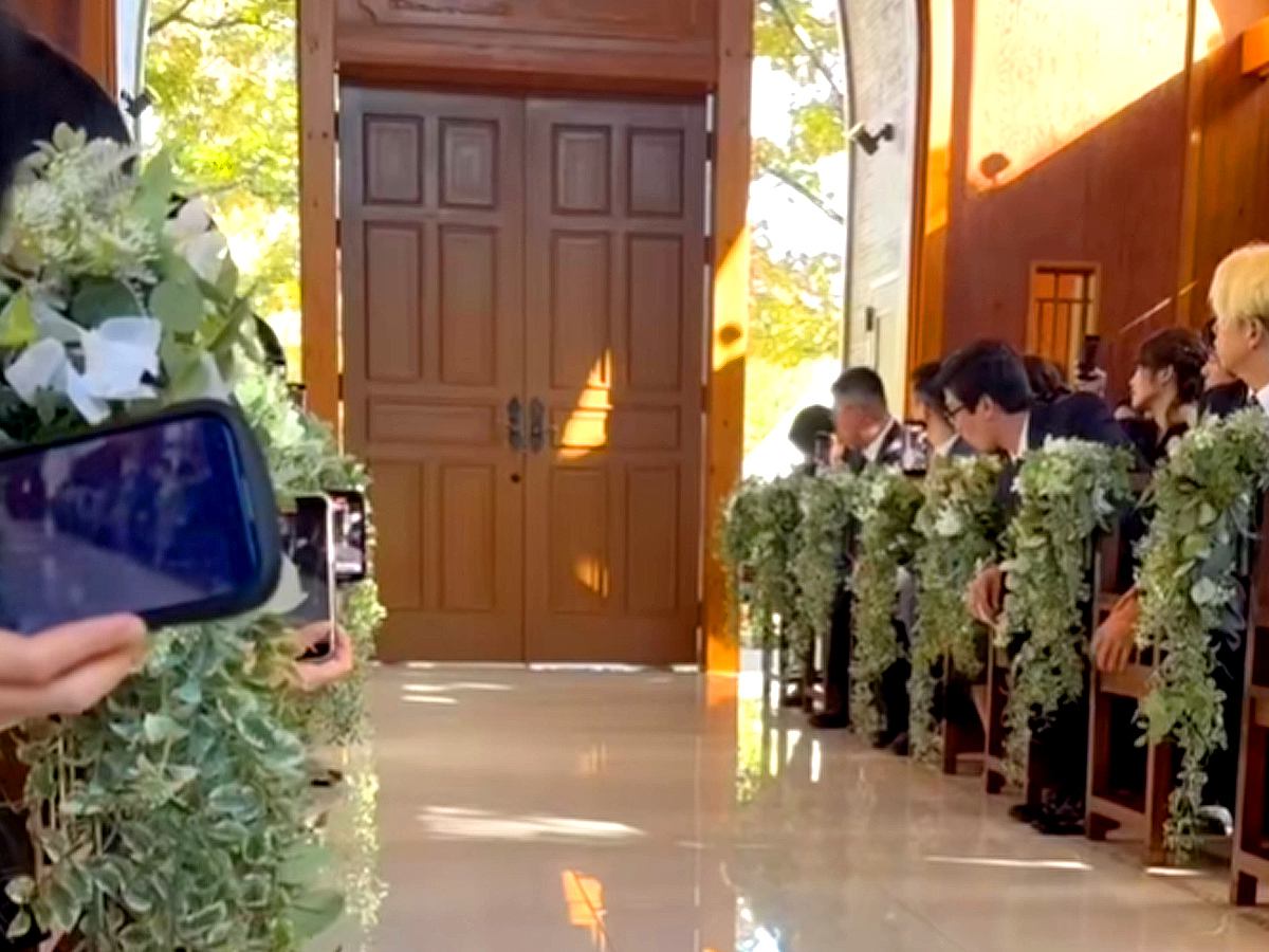 犬に結婚式で『リングドッグ』を担当してもらった結果→ドアを開けた瞬間…微笑ましいハプニングが25万再生「可愛すぎて笑う」「めっちゃ笑顔」