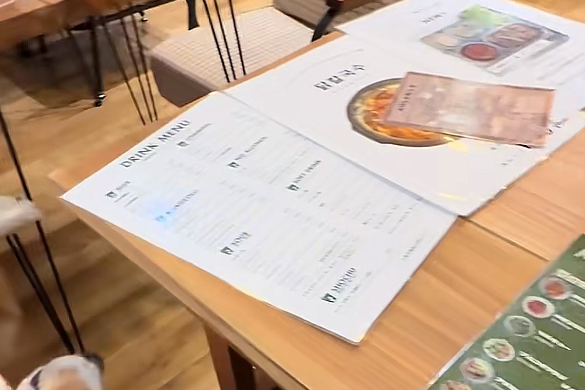 韓国料理屋で働く『人懐っこい大型犬』→テーブルに座ると、隣にやってきて…羨ましすぎる『相席の光景』が10万再生「ファンサ素晴らしいｗ」