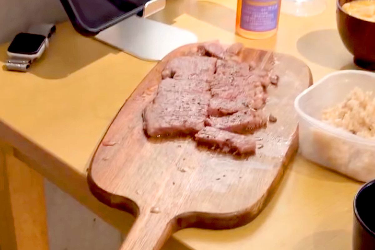 高級肉の匂いで『覚醒』した犬→落ち着かせようとしたママが…まさかの『一緒に覚醒する光景』が613万再生「どっちも可愛いｗ」「早過ぎて草」