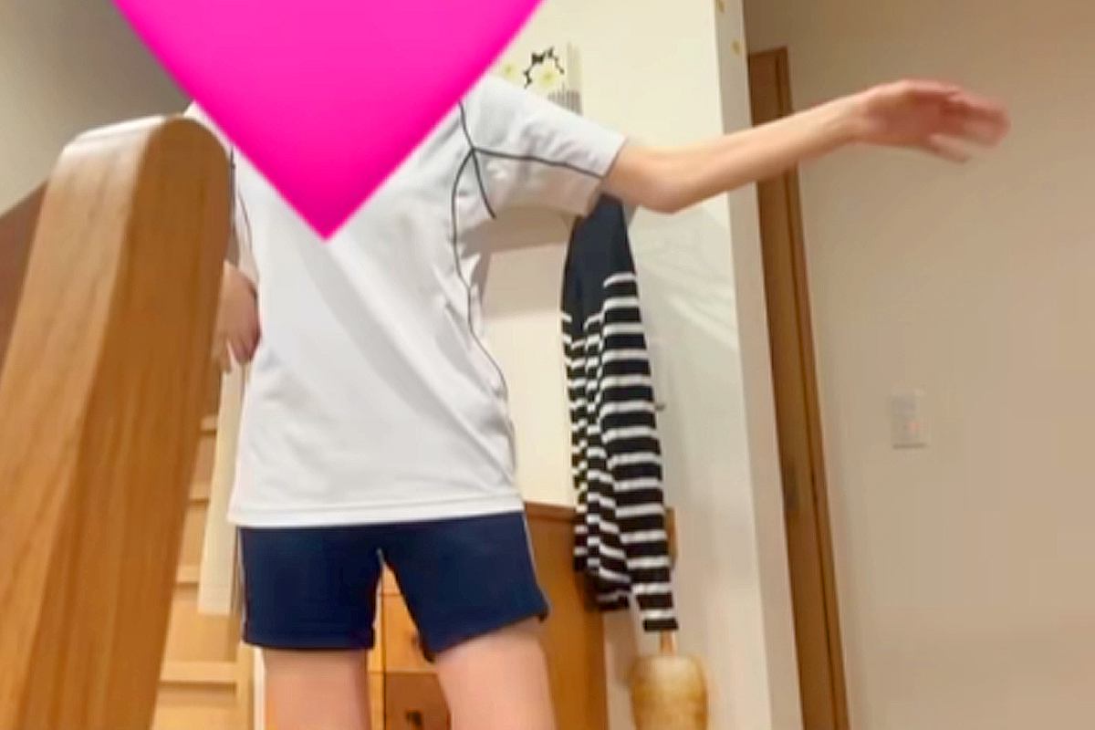 ダンスの撮影をしようとカメラを設置→踊り始めた、次の瞬間…タイミングが完璧すぎる『まさかの展開』に爆笑「不意打ちｗｗ」「可愛くて草」
