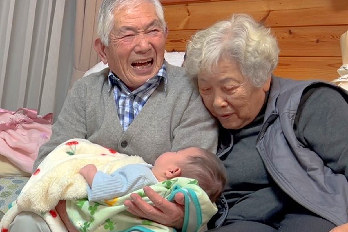 赤ちゃんを笑わせようとするおじいちゃん→2匹の犬も近くにきて…尊さが大渋滞している『幸せな光景』に反響「愛に溢れてる」「笑顔が最高」