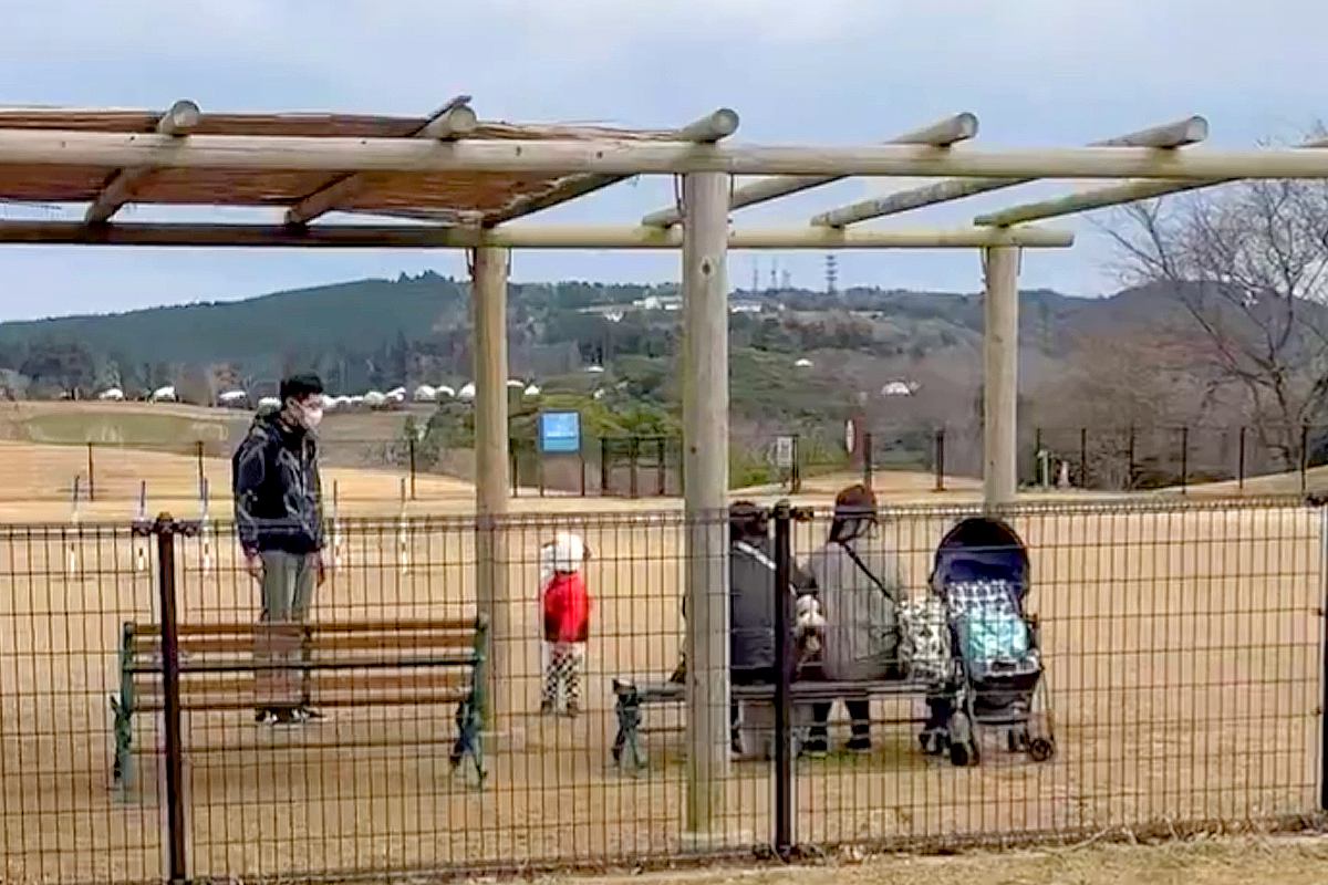 ドッグランで遊んでいた大型犬→知らない人のところで…ツッコミどころが多い光景に2万9000いいね集まる「才能あるｗ」「挟まれてて可愛い」