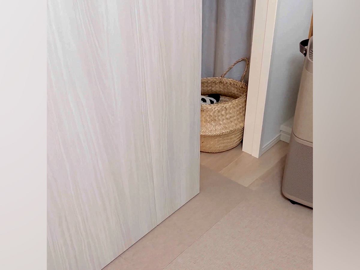 ドアから出てくる犬→毎回褒めまくった結果…喜ばすために見せた『まさかの行動』が尊すぎると60万表示の反響「何度も…可愛すぎ」と悶絶