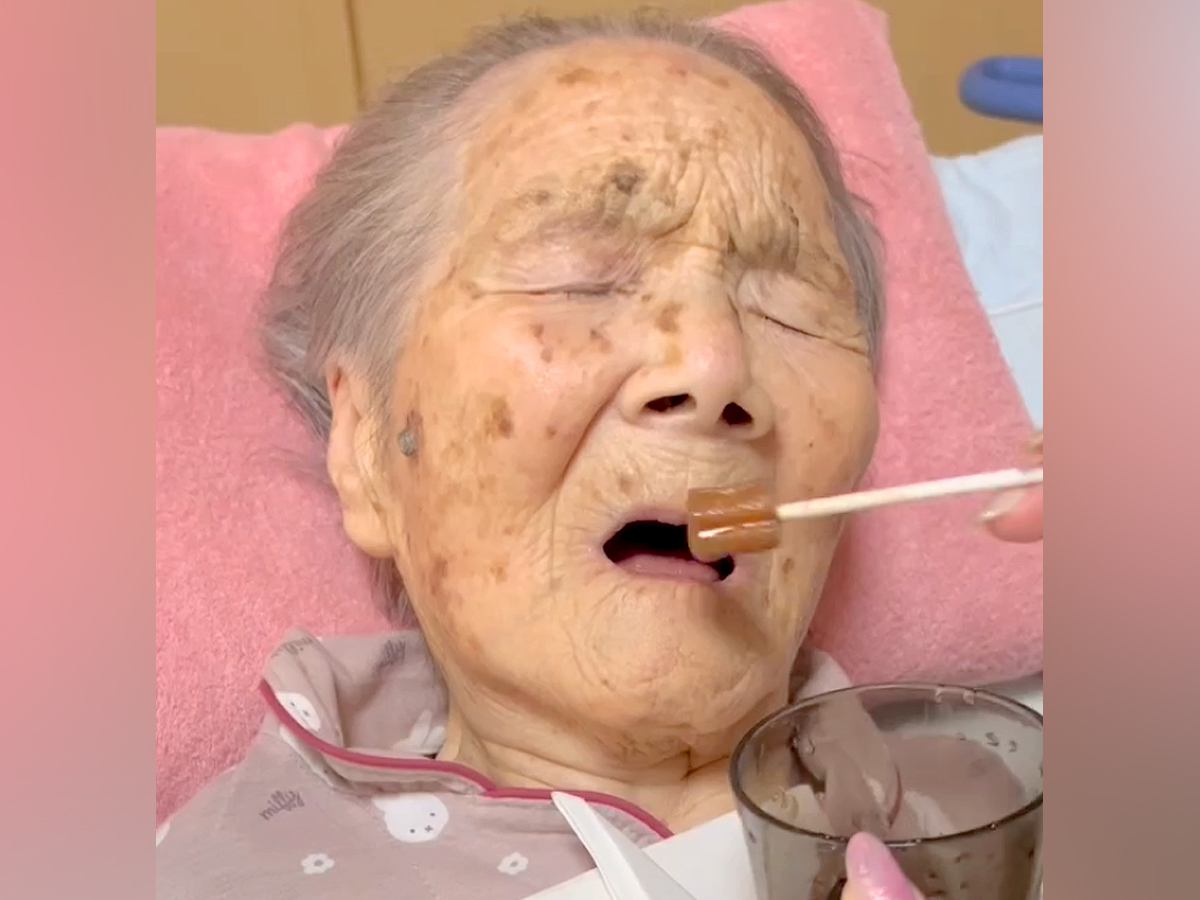 目が開けられないほど弱った『101歳のおばあちゃん』→犬と一緒に会いに行ったら、次の瞬間…『まさかの表情』に涙が止まらないと24万再生