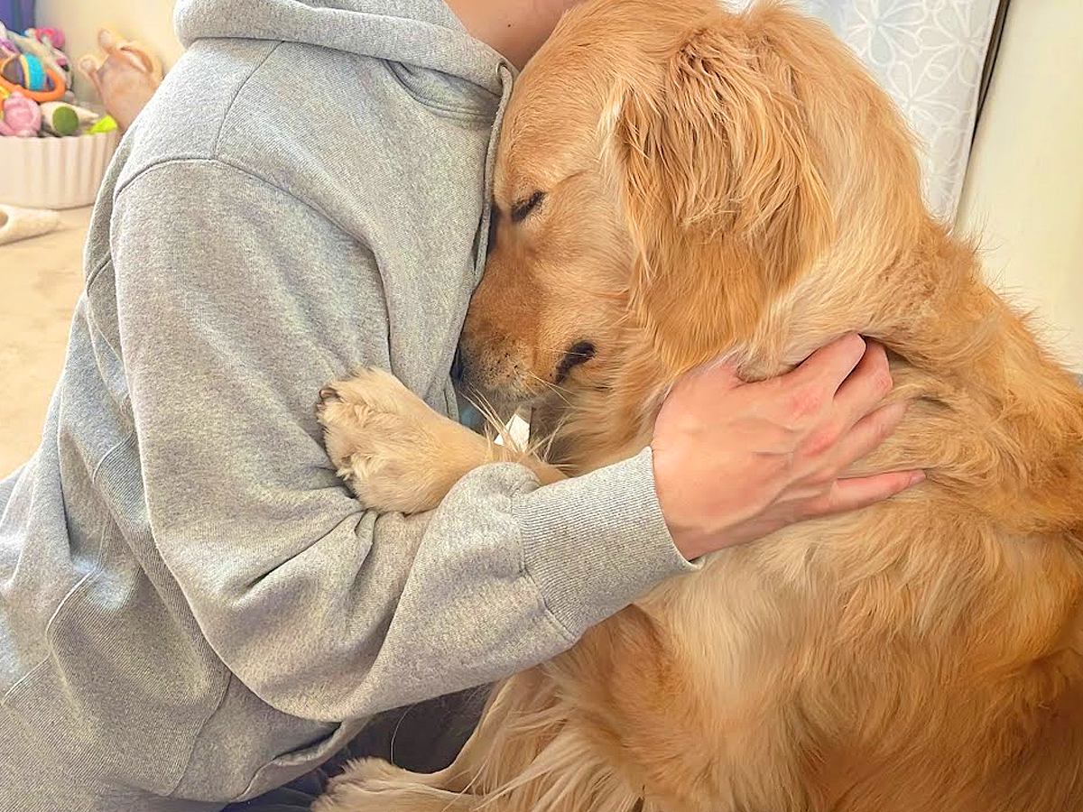 お父さんが仕事に戻ろうとした結果、大型犬が…寂しくて見せた『引き止める方法』が愛おしすぎると45万再生「彼女感すごい」「まるでカップル」