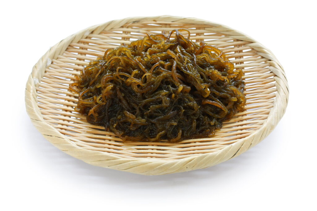 【獣医師監修】犬がもずくを食べても大丈夫？栄養や与え方、注意点を解説