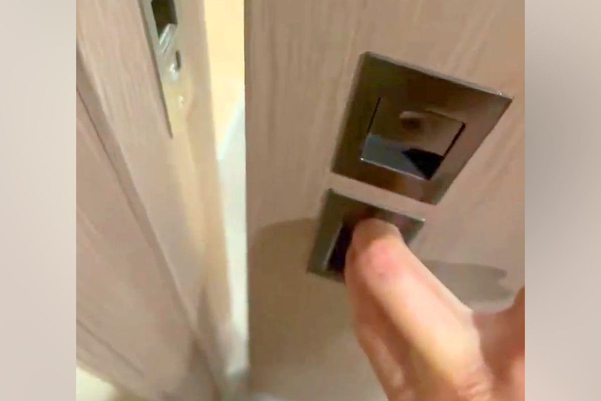 トイレから出ようとしたら、なぜか開かないドア→少し力を入れて開けると…まさかの『原因』に「デマチーヌ可愛いｗ」「悪気ない顔してるの草」