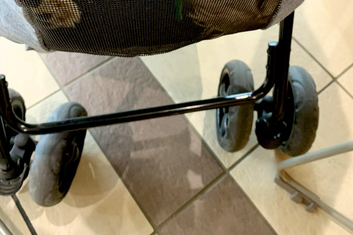 市役所の窓口で、なぜか笑いを堪えている担当者→横にある『犬のカート』を見てみたら…『まさかの光景』に11万いいね「仕事にならないｗｗ」