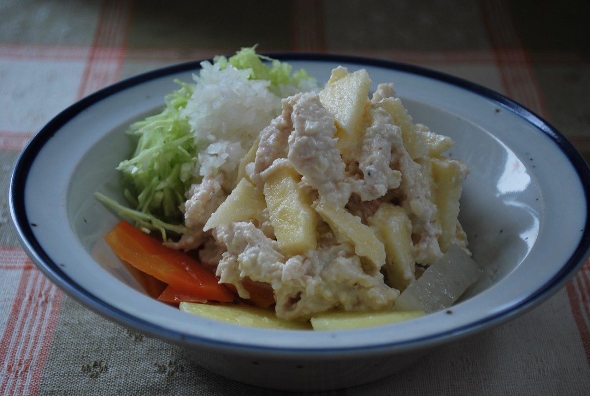 【わんちゃんごはんレシピ】たっぷりビタミン！りんごと鶏胸肉のヨーグルト白和え