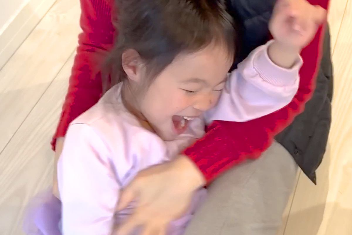 4歳の女の子をくすぐりながら『食べちゃうぞ』と言った結果→犬が『ピンチかも』と察して…尊すぎる行動に反響「心配してる」「優しさに泣いた」
