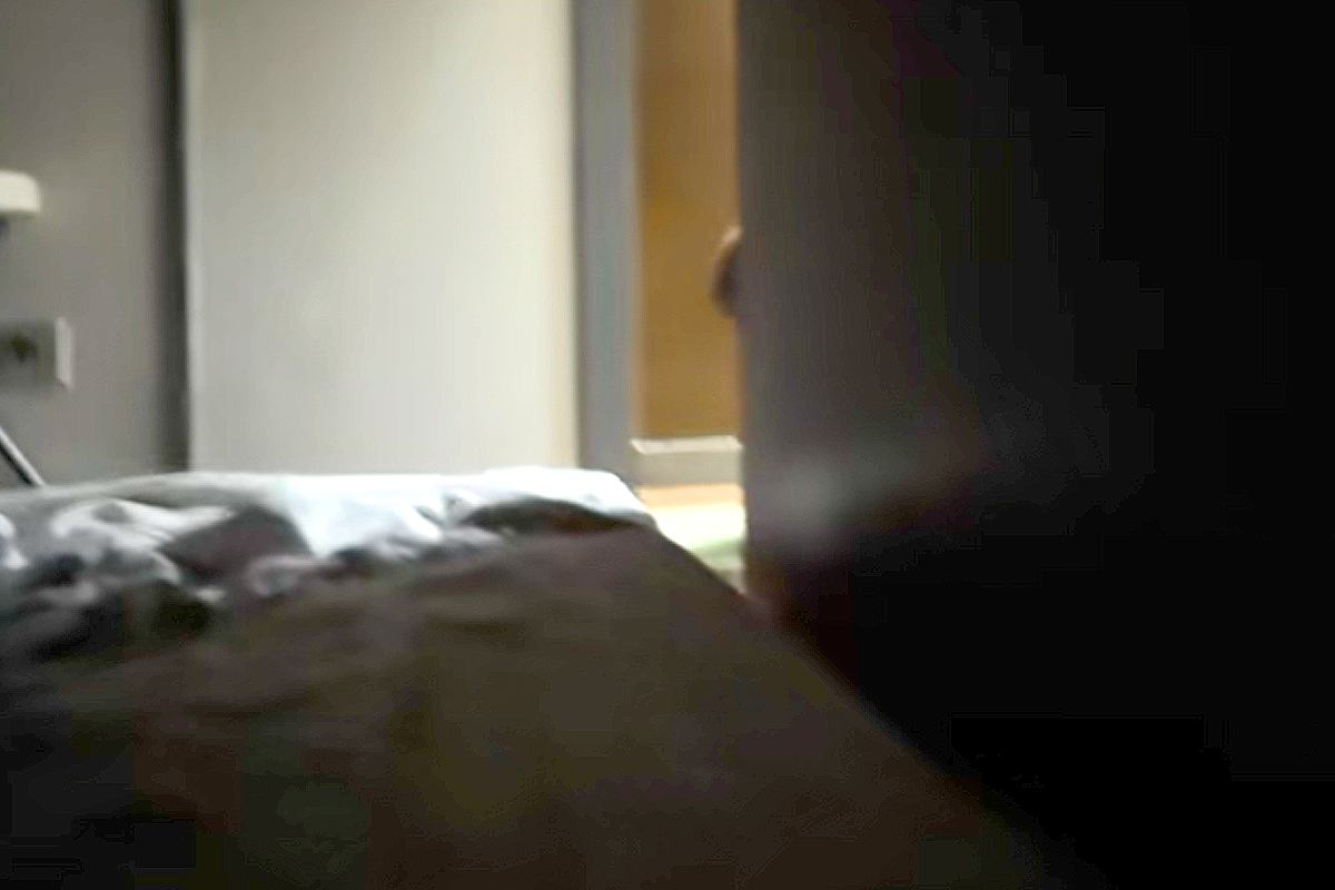 実家で眠っていたら、犬たちが部屋を覗いてきて…何度も『生存確認』に来る光景が愛おしすぎると反響「お母さんみたいｗｗ」「夜間巡回で草」